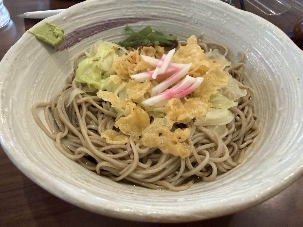 途中で蕎麦を食べる